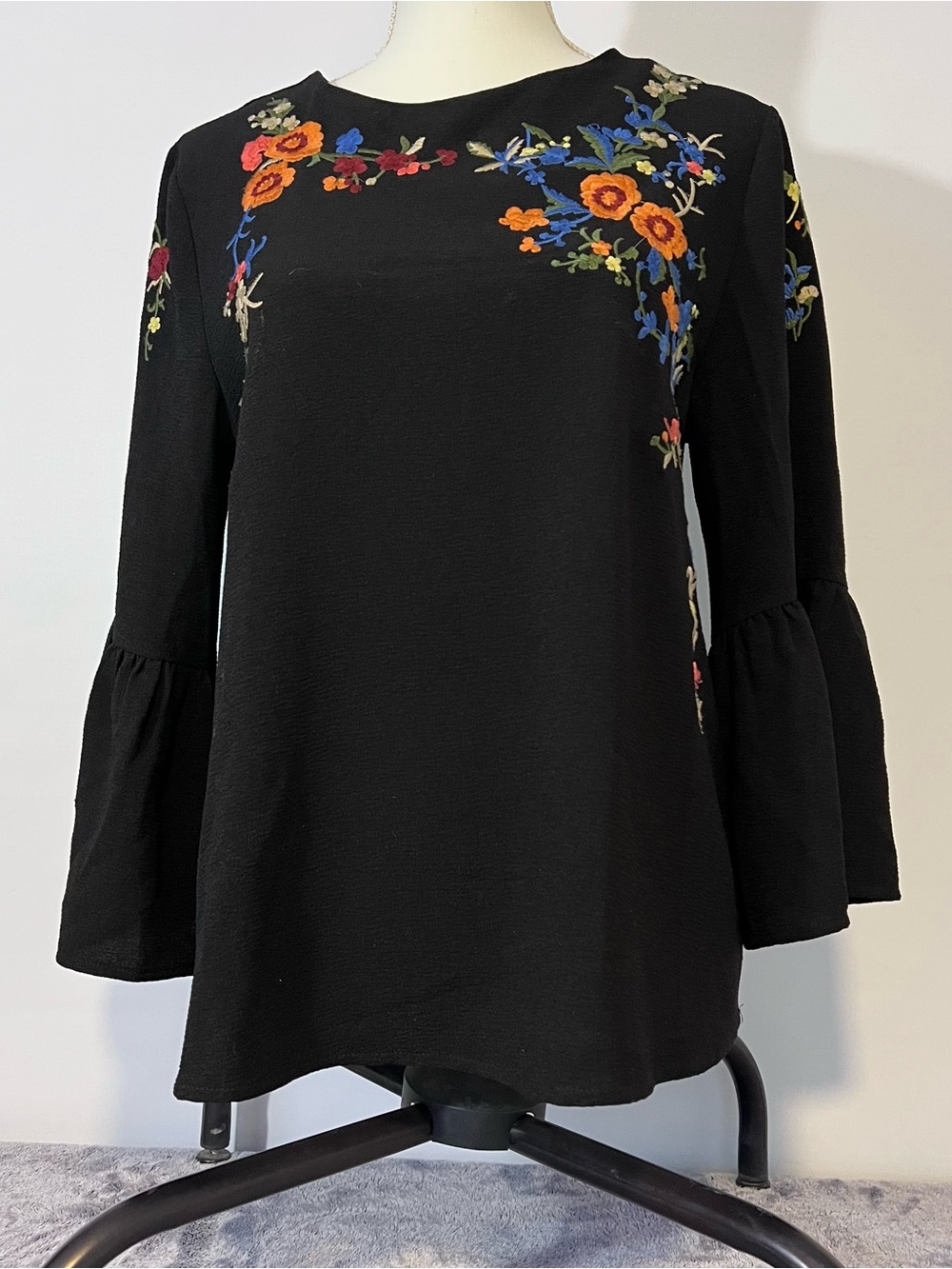 Sugar + Lips Black Embroidered Floral Bell Sleeve Blouse Size M